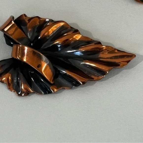 Vintage copper tone brooch and Avon clip on earrings - Picture 7 of 9